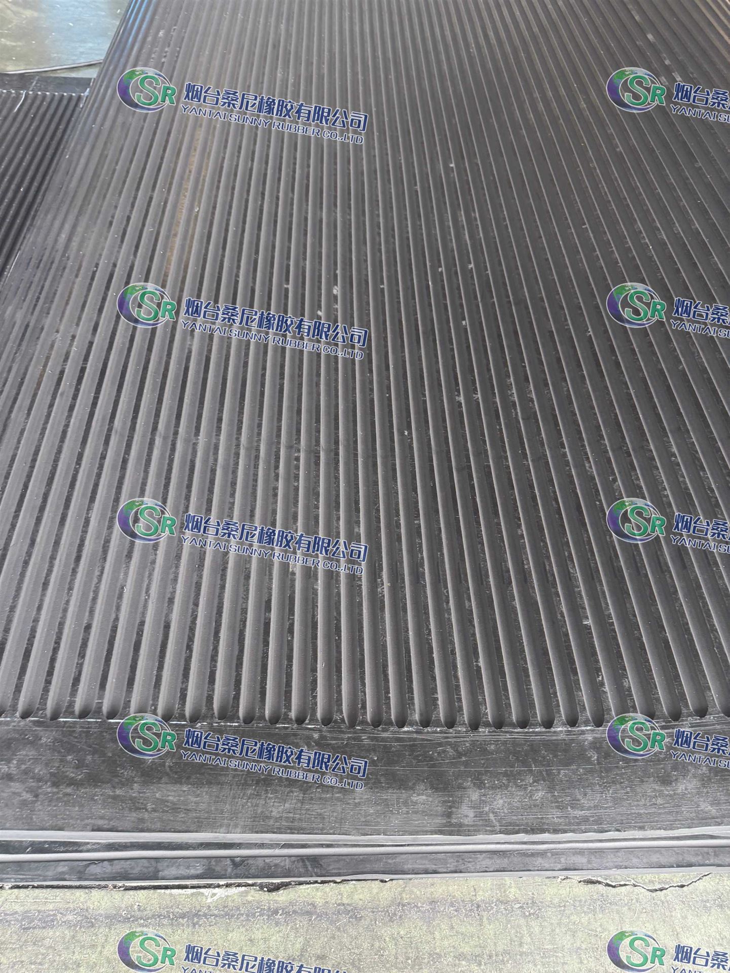 Wear‑Resistant Grooved Rubber Filter Belt For Industrial Sludge Dehydration Process